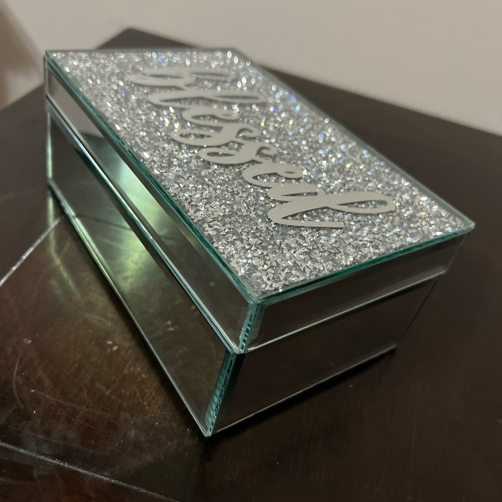 Sleek and Sparkly Jewelry/Makeup Box!
